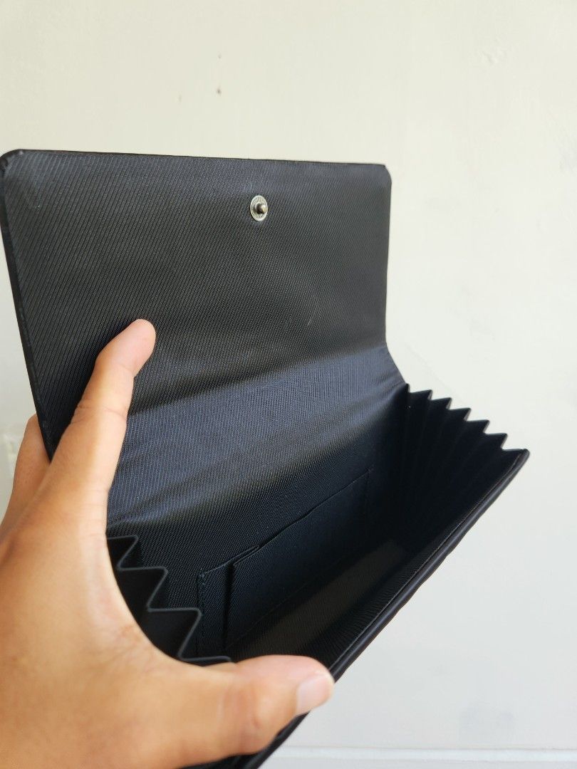 Black clutch bag | Black purse (Category: Clutches) located in Aurora. Submitted by mothere (Listing ID 1430860587, Image 2). Description: can fit smart phone.