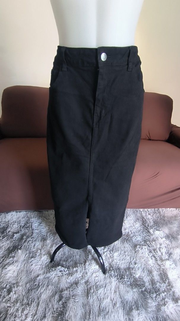 Black Denim Skirt - 2XL (Category: Skirts) located in Antipolo. Submitted by secondcharmstore (Listing ID 1430832918, Image 2). Description: sale 299 Black denim skirt in size 2XL. Features a button and zipper closure. It has two front pockets and two back pockets. The fabric composition is 1% spandex, 4% viscose, 25% polyester, and 70% cotton. no tag, never worn waist: 34 inches hips: 44 inches length: 37 inches.