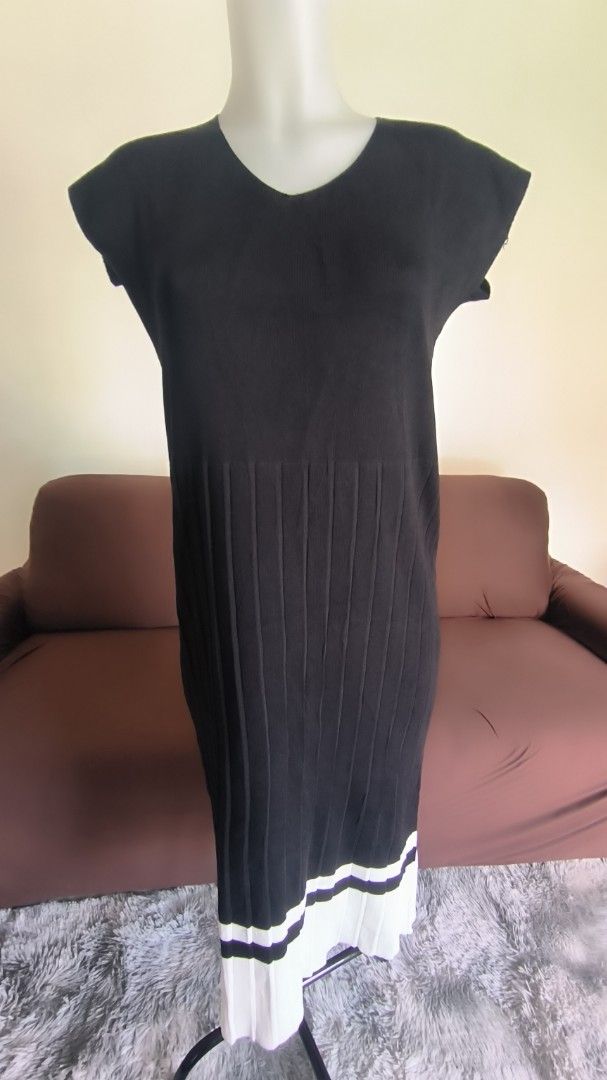 Black Knit Dress with White Hem (Category: Dresses) located in Antipolo. Submitted by secondcharmstore (Listing ID 1430833844, Image 1). Description: sale 200 Black knit dress features a flattering V-neck and cap sleeves. The dress has a ribbed texture on the bodice and a contrasting white hemline. The dress is simple yet elegant, offering a versatile addition to any wardrobe. no tag, never worn chest: 36-40 inches waist: 36-38 inches length: 42.