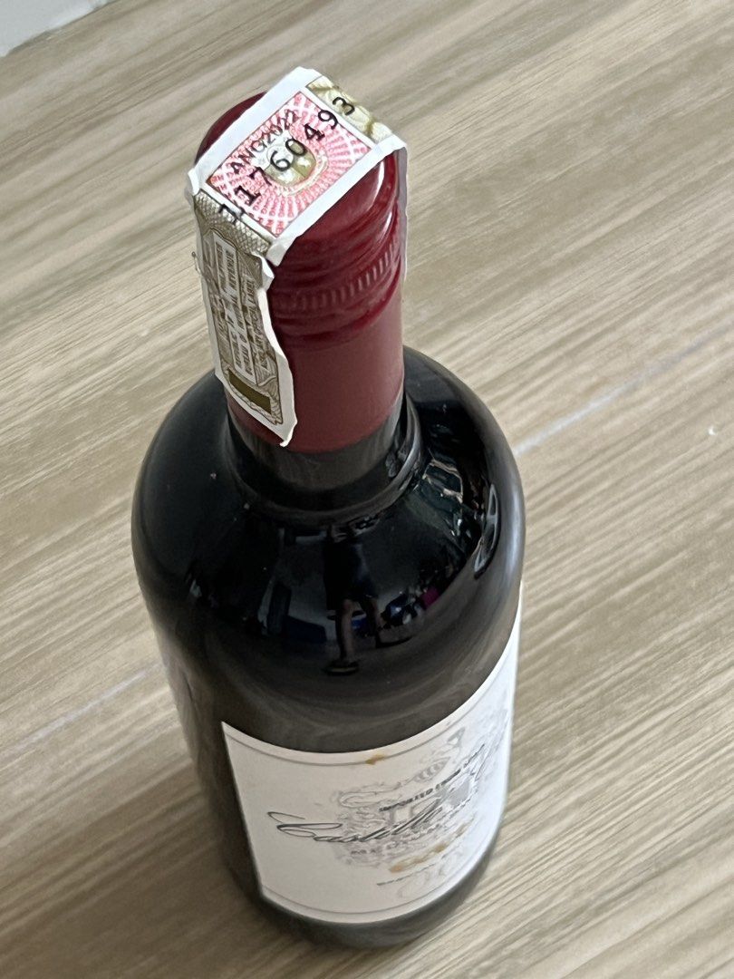 Castillo Cielo Medium Sweet Red Wine (Category: Beverages) located in Bulacan. Submitted by e.rose (Listing ID 1430851641, Image 2). Description: Castillo Cielo Medium Sweet red wine, imported from Spain. It is a special edition with 750 ml and 12.5% alc. by vol. The label indicates it is made from the millesim and cherry grapes. The wine is sealed with a red cap and a security label..