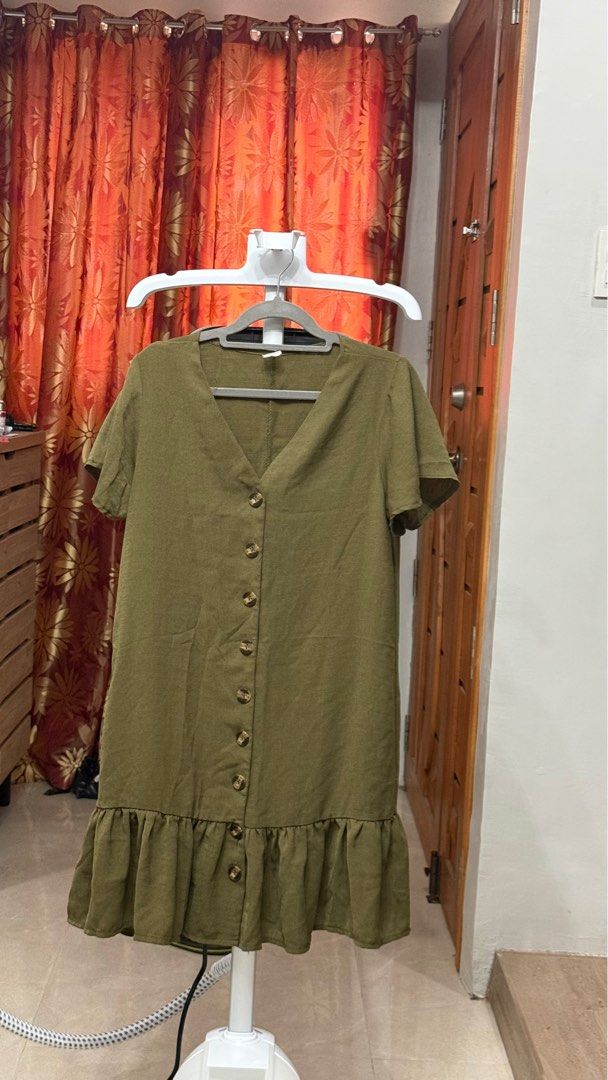 Casual Dress Army Green (Medium) (Category: Dresses) located in Caloocan City. Submitted by _.helloItsMe (Listing ID 1430876395, Image 3). Description: Like new Casual or office wear RFS: di na kasya.