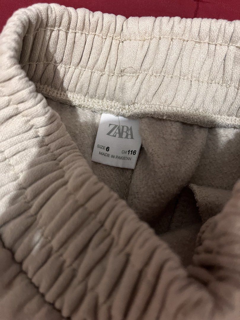Celana Joger Zara Anak Ori Store (Kategori: 4 hingga 7 tahun) berada di Jakarta Pusat. Dikirim oleh hputrawan (ID iklan 1430825080, Gambar 2). Deskripsi: Celana Joger Zara Anak Ori Store bukan dari thriftbya beli di zara gi Size 6 untuk anak 5-6 tahun Panjang celana 66cm pinggang karer Kondisi bagus paling ada jaitan agak kendor di selangkangan tapi ga bolong.