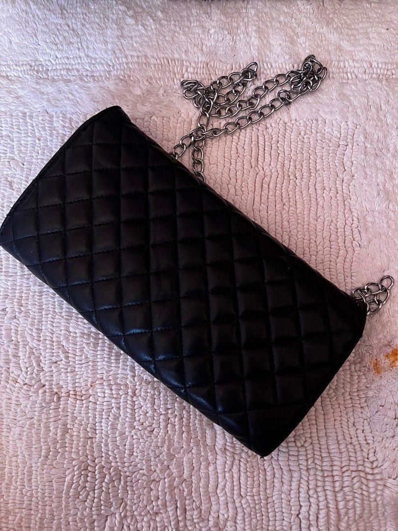 Chanel east west quilted lambskin (Category: Luxury Bags & Wallets) located in Tagum. Submitted by mjprelovedbags2020 (Listing ID 1430883339, Image 2). Description: FS Ch@neL East West Quilted Lambskin Flap Clutch Sticker code still intact With minimal sign of use Can ship via J&T FREE SF 3,200 pesos 📍 Tagum City.