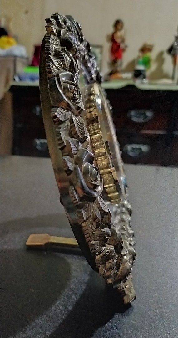 Citizen Quartz Table Clock with Floral Brass Frame (Category: Clocks) located in Bacoor. Submitted by gonzagaobet (Listing ID 1430929061, Image 3). Description: Rare Citizen Ornate Brass Frame Over Lucite Desk/Table Clock Keeps excellent time battery operated made in Japan. with minor scratches and dirt with minor peel-off paint at the front side of the clock Size: 22cm x 26.5cm *working.
