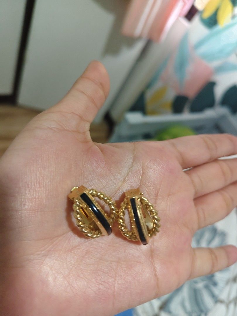 Clip earrings (Category: Earrings) located in San Mateo. Submitted by joryee (Listing ID 1430820498, Image 2). Description: gold tone earrings As is where is item..