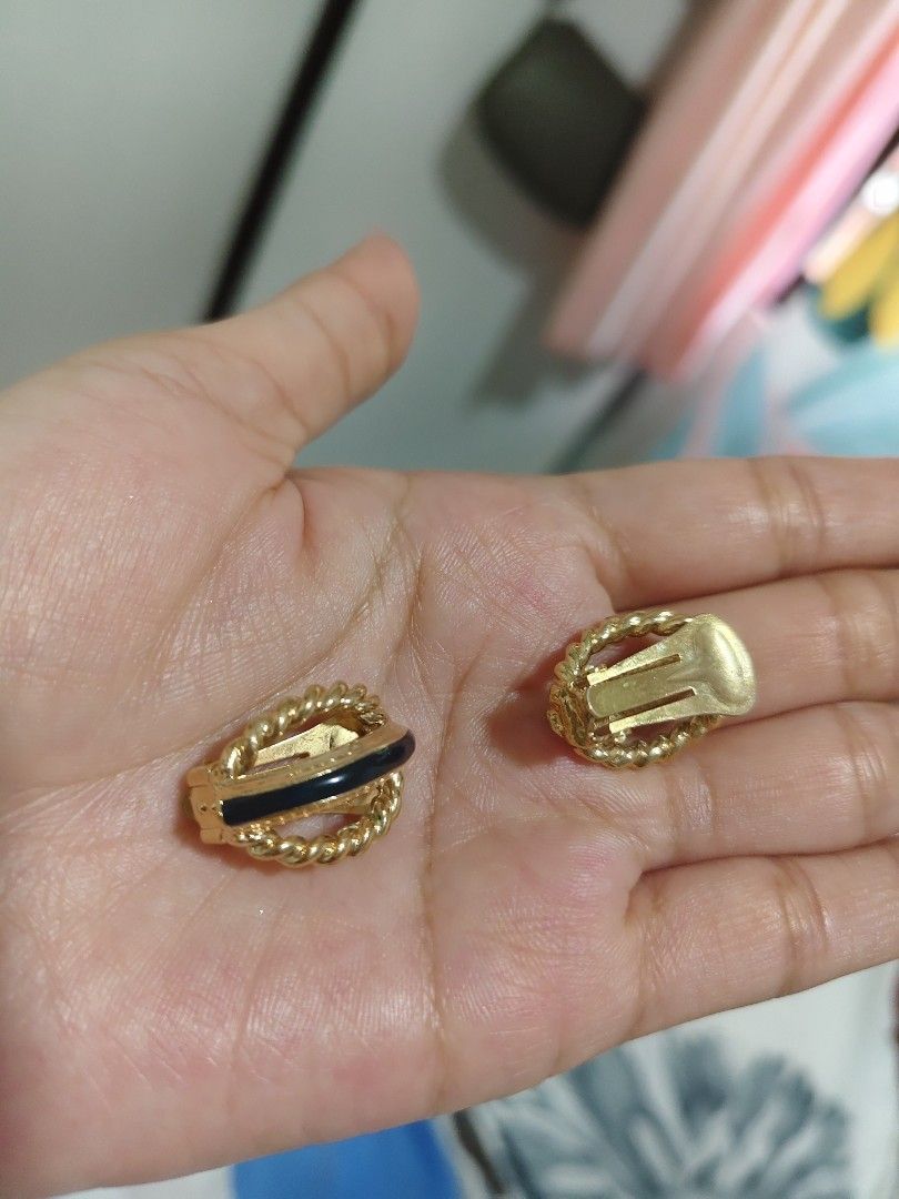 Clip earrings (Category: Earrings) located in San Mateo. Submitted by joryee (Listing ID 1430820498, Image 3). Description: gold tone earrings As is where is item..