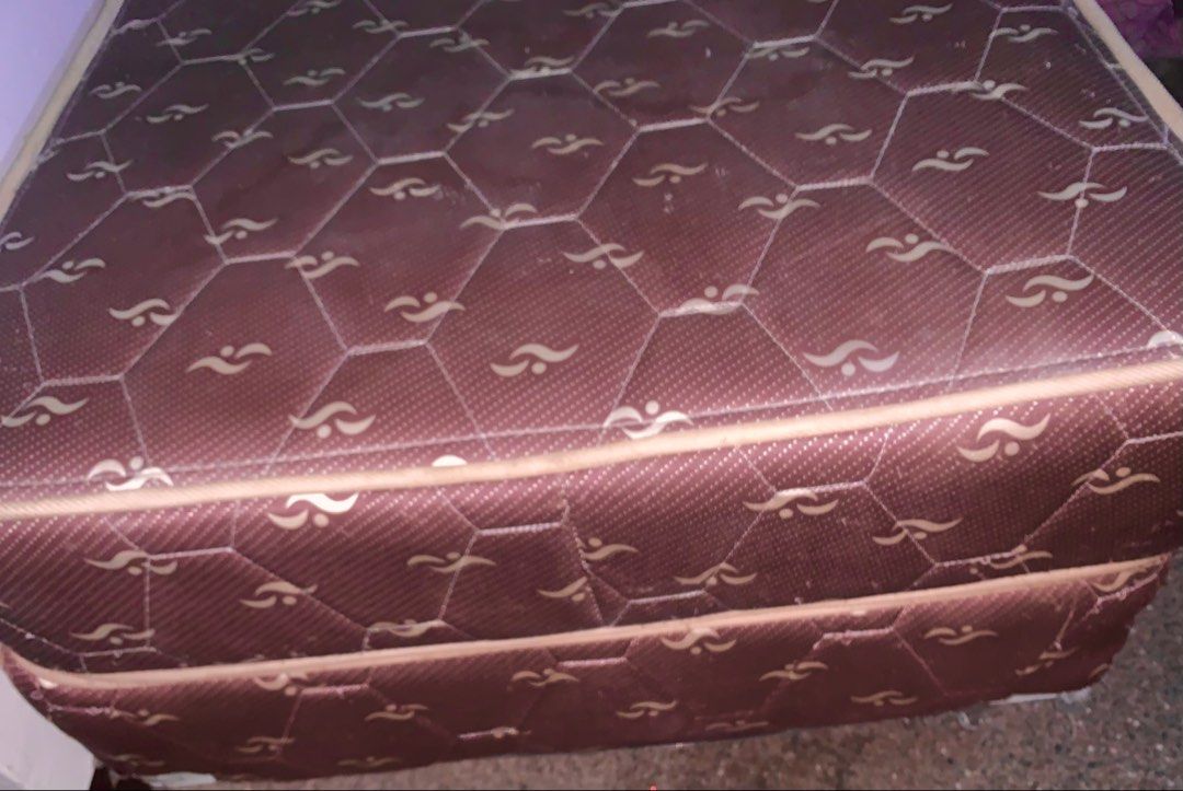 Diane's Design Dewfoam Mattress (Category: Bed Frames & Mattresses) located in Quezon City. Submitted by zedricc (Listing ID 1430903069, Image 1). Description: Dew Foam Mattress, with Bed Frame included.