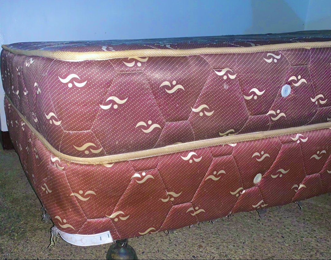 Diane's Design Dewfoam Mattress (Category: Bed Frames & Mattresses) located in Quezon City. Submitted by zedricc (Listing ID 1430903069, Image 2). Description: Dew Foam Mattress, with Bed Frame included.