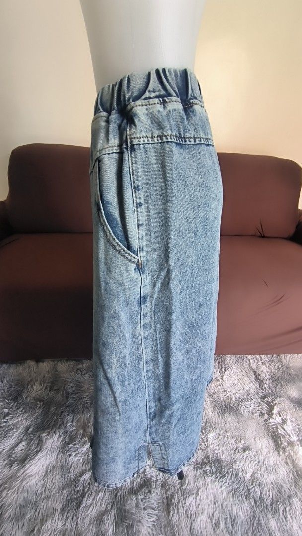 Embroidered Denim Skirt XXL (Category: Skirts) located in Antipolo. Submitted by secondcharmstore (Listing ID 1430833420, Image 3). Description: sale 599 Denim skirt with elastic waistband and floral embroidery. Features a light wash and a slit at the back. Size XXL. Made in China. Has two pockets. The skirt has a comfortable elastic waistband. no tag, never worn waist: 34-38 inches length: 31.5 inches.
