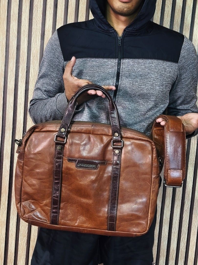 ENZO Design Buffalo Leather Sling Bag (Category: Sling Bags) located in Baguio. Submitted by baguiopinethrift (Listing ID 1430979642, Image 1). Description: ENZO Design Buffalo Leather Business Bag 2 Way siya. Removable Sling Very Good Condition Dimes: 17x14 inches Kasya 16' Laptop Price: 2k Location: Baguio Open For Shipping Open VC for item inspection 2nd pic for reference only PM Other details.🙂.