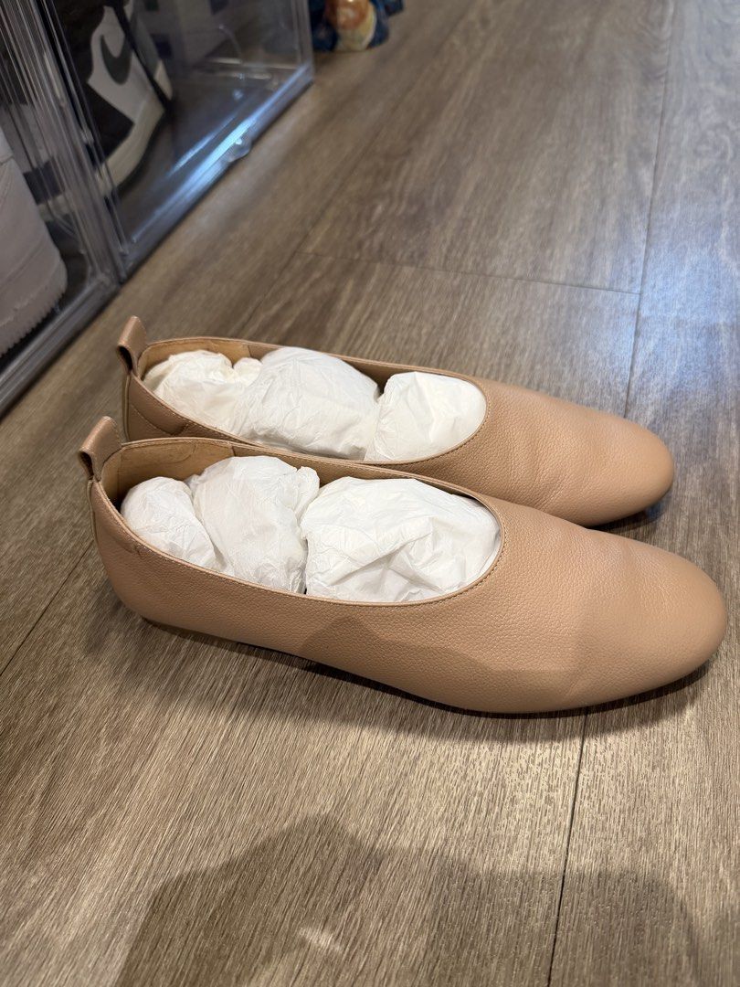 Everlane Leather Ballet Flats - Size 6.5 (Category: Flats & Sandals) located in Pasig City. Submitted by joy_b_ (Listing ID 1430799644, Image 2). Description: Everlane leather ballet flats in a neutral beige color. The shoes are size 6.5 but equivalent to 23.5cm. I am a US size 7 and this fits perfectly Payment: bank transfer only Shipping: booking and payment c/o buyer.