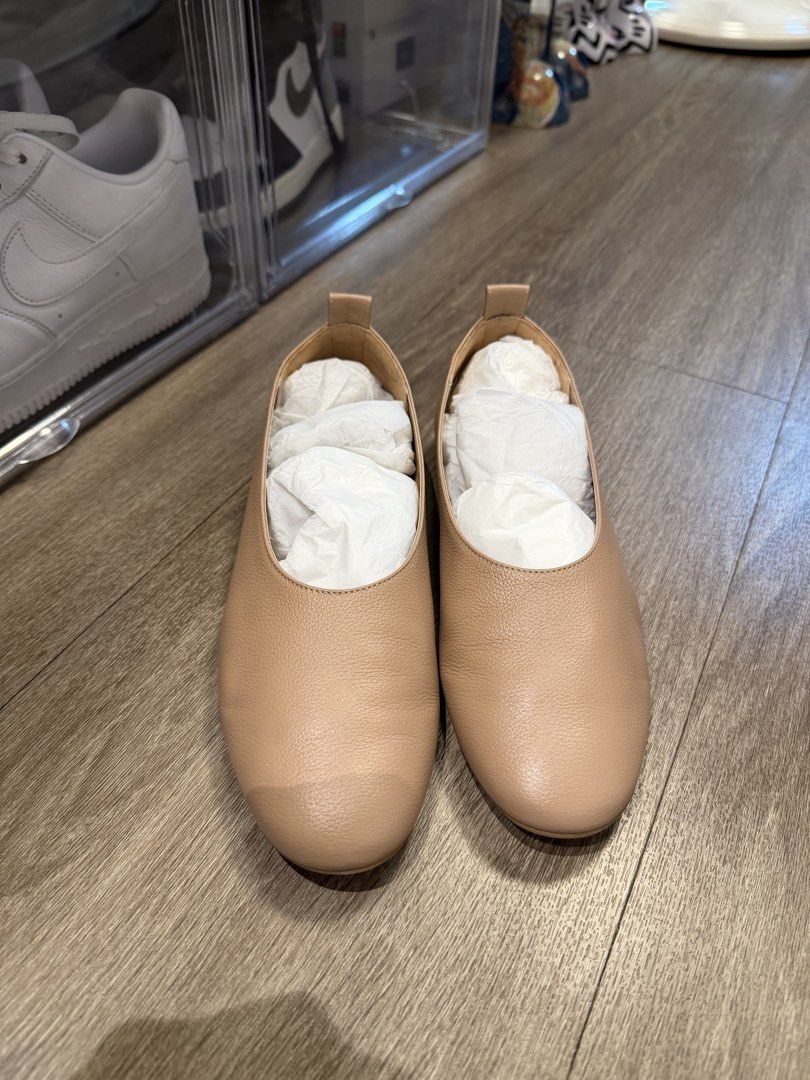 Everlane Leather Ballet Flats - Size 6.5 (Category: Flats & Sandals) located in Pasig City. Submitted by joy_b_ (Listing ID 1430799644, Image 1). Description: Everlane leather ballet flats in a neutral beige color. The shoes are size 6.5 but equivalent to 23.5cm. I am a US size 7 and this fits perfectly Payment: bank transfer only Shipping: booking and payment c/o buyer.