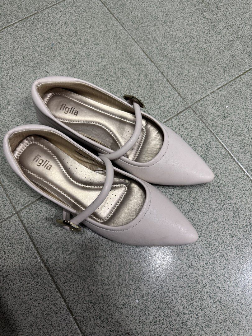 Figlia white flats shoes (Category: Flats & Sandals) located in Bacoor. Submitted by sdgv_ (Listing ID 1430877786, Image 2). Description: Selling my figlia flat shoes, too small for me even though I tried to wear this like 4-5 times. I thought it will expand pa. Superlambot pa naman and always good in any outfit, can be casual or formal. I used this mostly sa office lang so no need to walk so its almost new talaga. SRP: 1k+ Size: 8.
