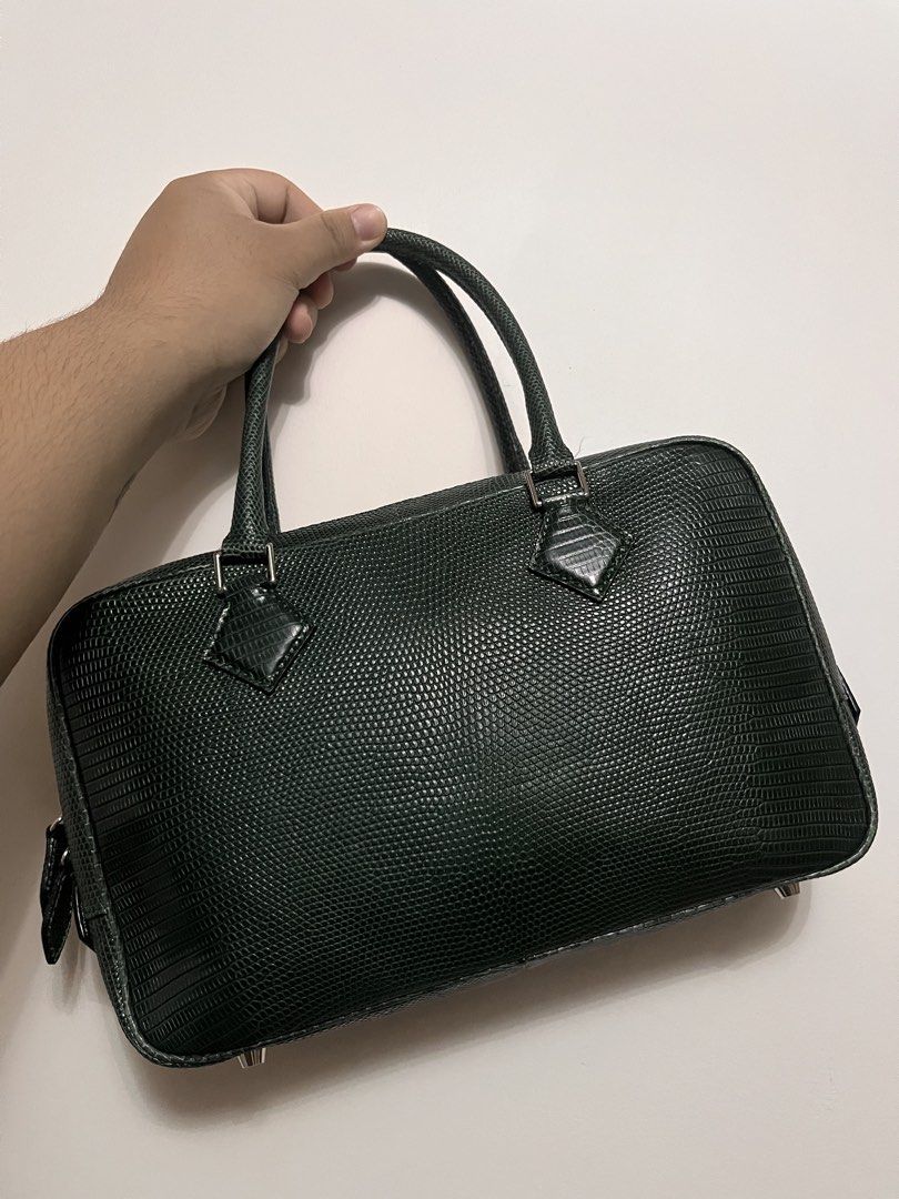 Genuine Lizard Skin Green Leather Handbag (Category: Luxury Bags & Wallets) located in Lipa City. Submitted by AVH22 (Listing ID 1430828749, Image 1). Description: Very good used condition Has some issues under the zipper area due to dragging Plume style .