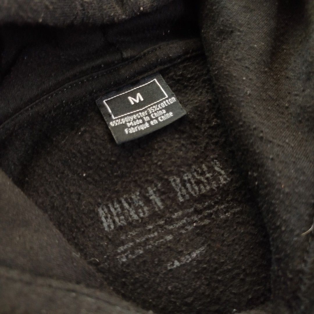 Guns N' Roses Hoodie (authentic) (Category: Coats, Jackets and Outerwear) located in Cabiao. Submitted by aeclark (Listing ID 1430916576, Image 3). Description: Size L to XL Good condition 9.5/10 color rate fade slightly on the paint of date but dated 1999 need wash only.