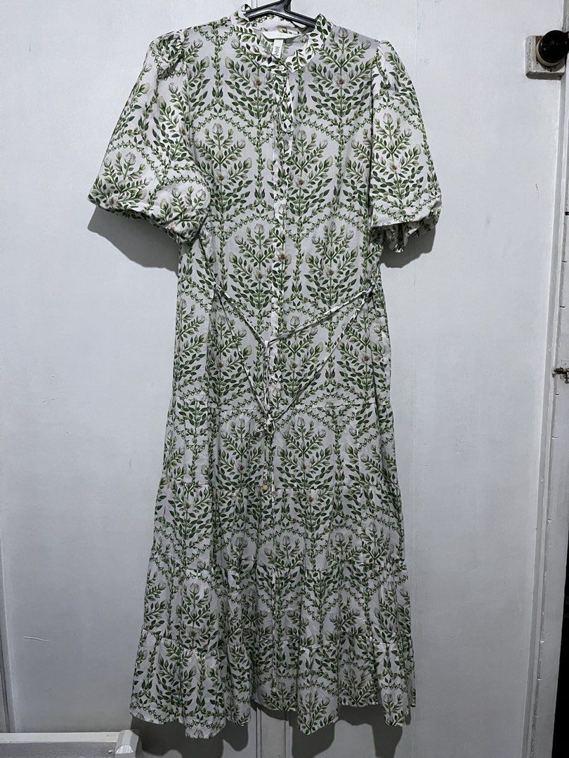 H&M Floral Midi Dress (Category: Dresses) located in Malabon City. Submitted by westerday (Listing ID 1430973418, Image 3). Description: ctto: first couple of photos used as reference, not mine. Brand New Size Medium Cotton and super comfy Great as a Graduation Dress Got it for P1700+ at Ayala Vertis Washed but Never Worn RFS: decided to wear another dress instead.