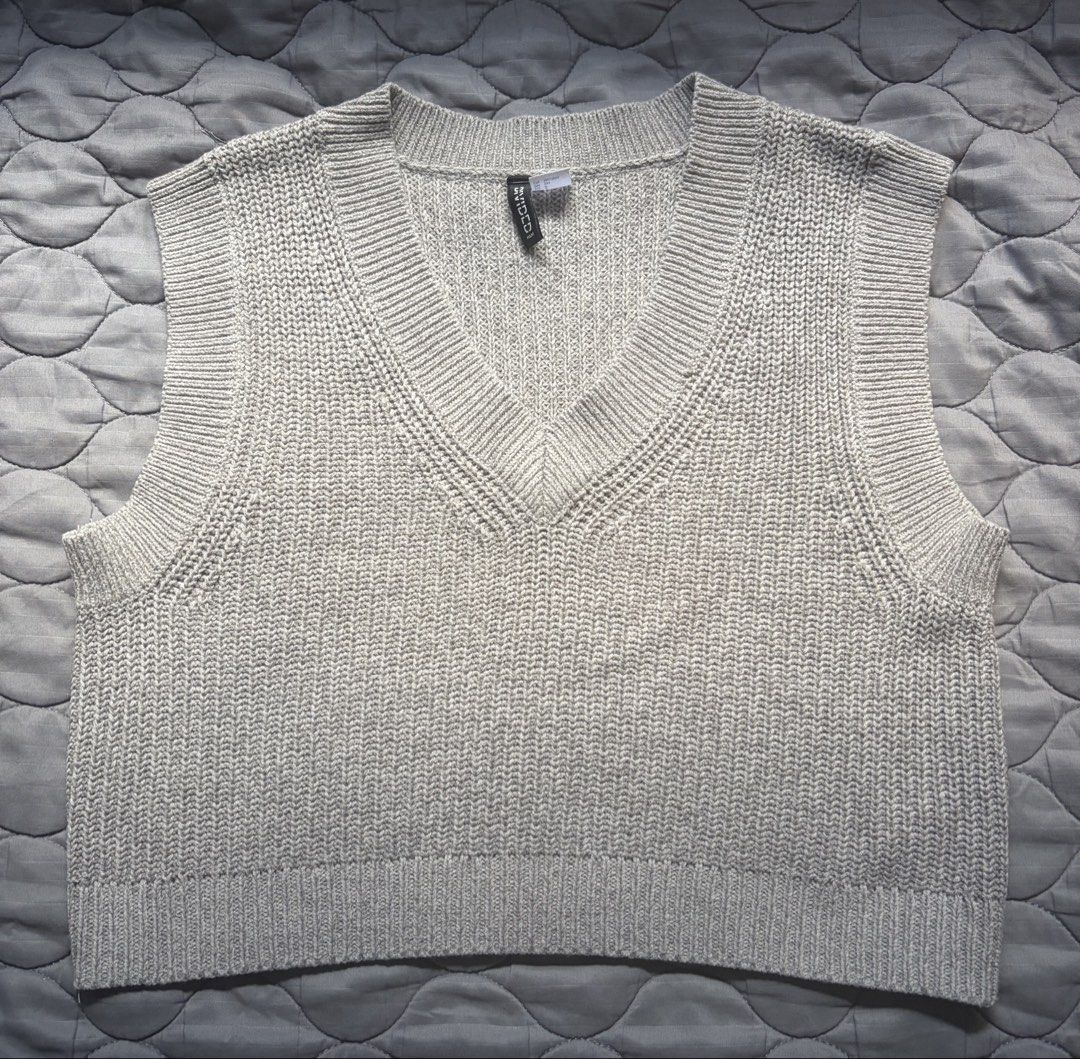 H&M Knit Sweater Vest (Category: Sleeveless) located in Talisay. Submitted by kuronuma (Listing ID 1430834125, Image 3). Description: - not my style anymore - barely used - Gcash / BPI.