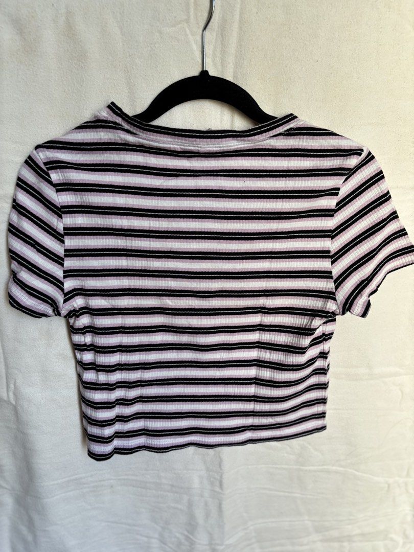 H&M Ribbed Striped Crop Top - Size M (Category: Others Tops) located in Valenzuela. Submitted by tybur (Listing ID 1430897754, Image 3). Description: ~ H&M Striped Crop Top ~ Material:Ribbed Cotton 📍Valenzuela City.