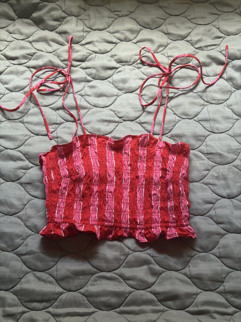 H&M Smocked Crop Top (Category: Sleeveless) located in Talisay. Submitted by kuronuma (Listing ID 1430833211, Image 3). Description: - can pass as brand new - once used - vv pretty in person - perfect for summer - Gcash / BPI.