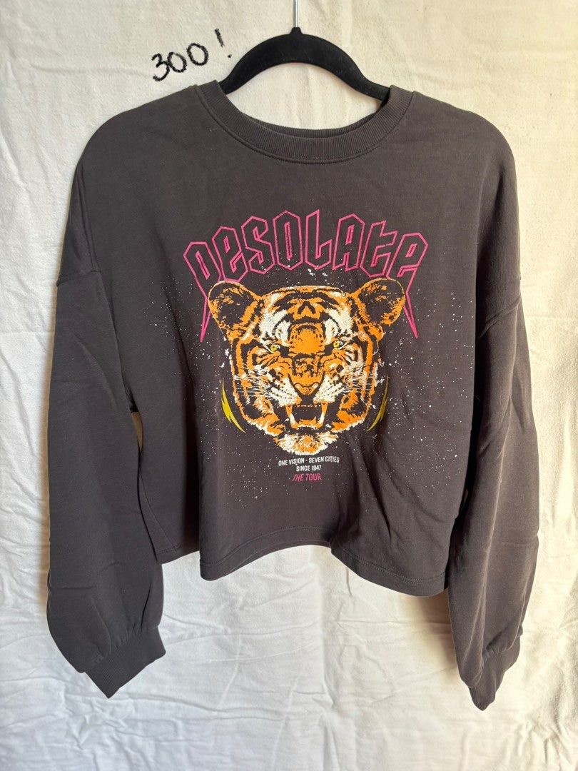 H&M Tiger Graphic Cropped Sweatshirt (Category: Longsleeves) located in Valenzuela. Submitted by tybur (Listing ID 1430899611, Image 1). Description: - H&M Tiger Graphic Sweater - Condition: Excellent - Size: Medium - 2 PCS (same design and size) 📍Valenzuela City.