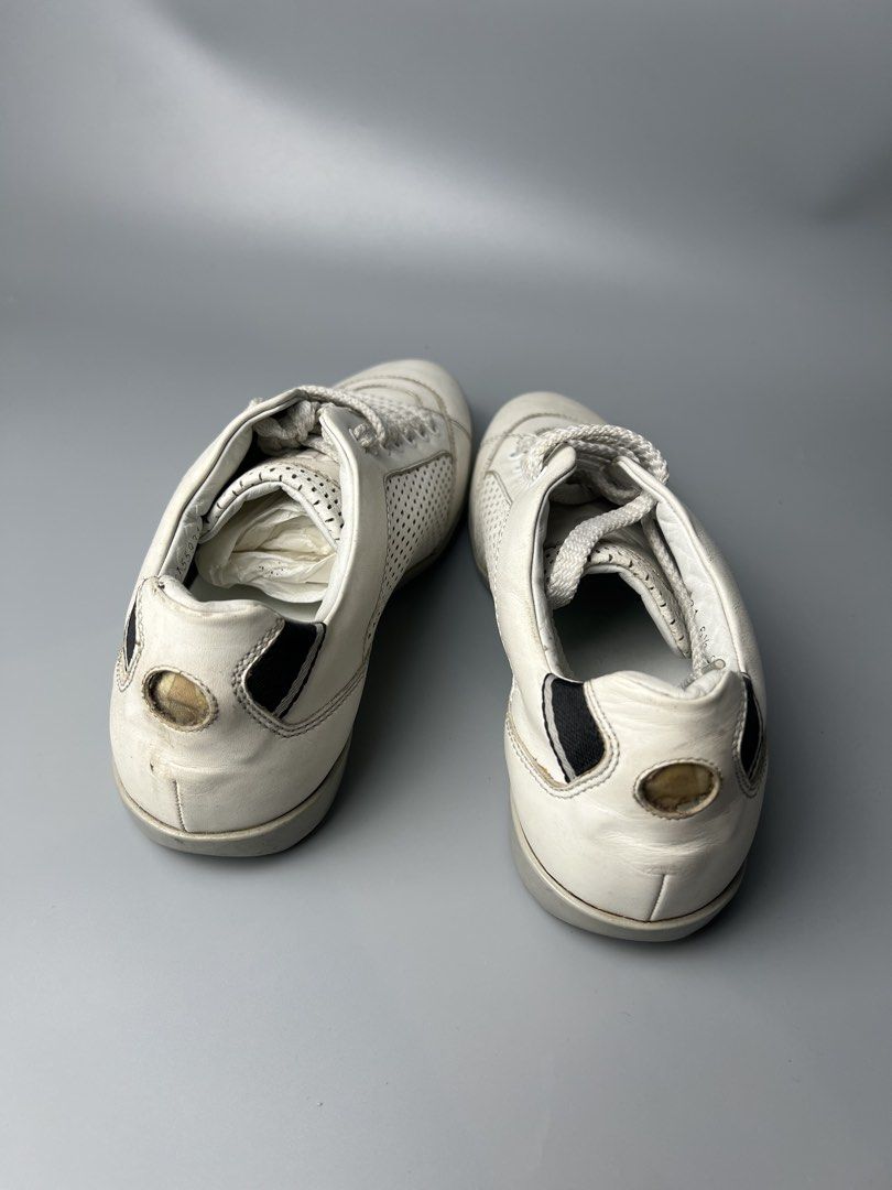 HUGO BOSS GOLF SHOES (Category: Sneakers) located in Manila. Submitted by reclaim.13 (Listing ID 1430921100, Image 2). Description: HUGO BOSS GOLF SHOES SIZE: 9.5 Condition: good condition ISSUE: Nawala emblem sa likod.