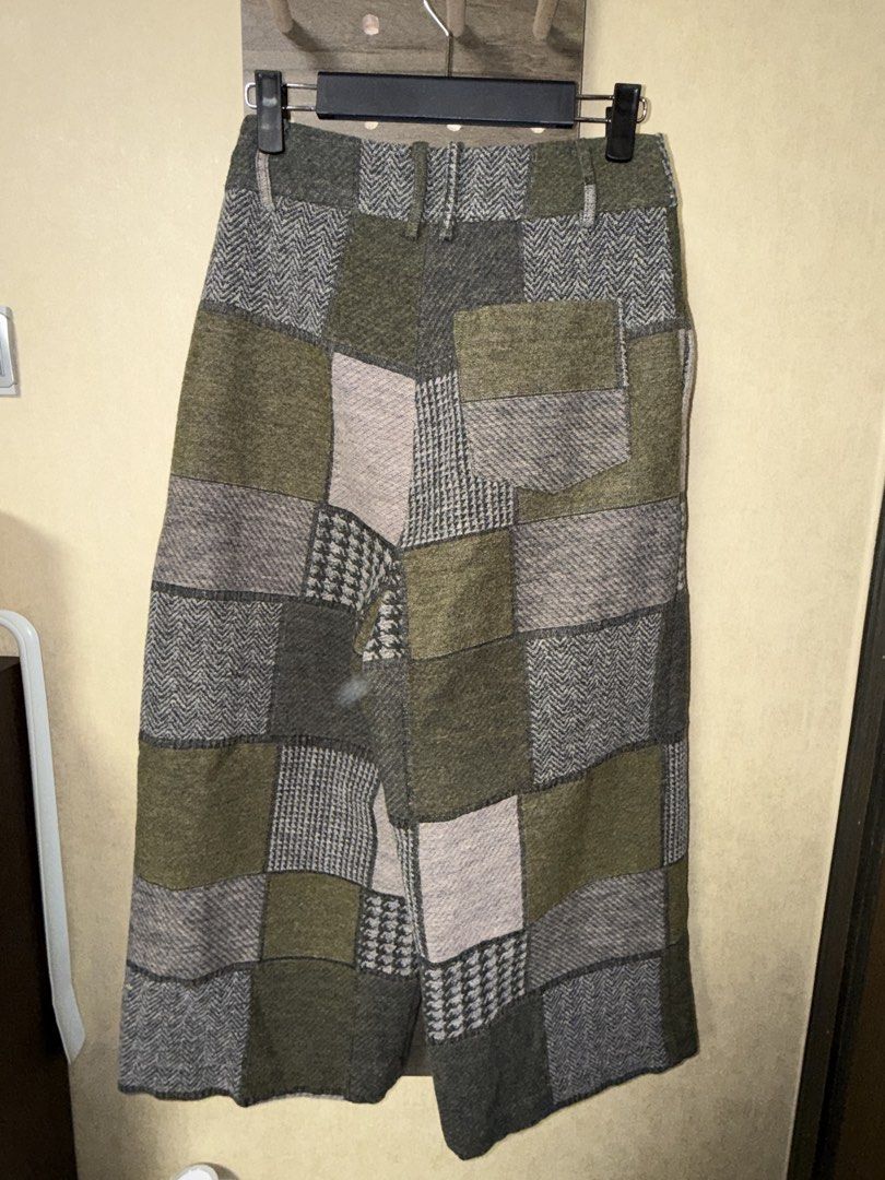 Initial pants （分類：其他下身）位於 Hong Kong。 由 nornor852 提交（商品編號 1430956051，圖片 2）。簡介： Unique culottes from Initial, featuring a patchwork design in shades of green, grey, and beige. These culottes have a button closure and a single back pocket. The waist measures approximately 12 inches across. The inseam measures approximately 13 inches. The brand tag is visible inside the pants.。