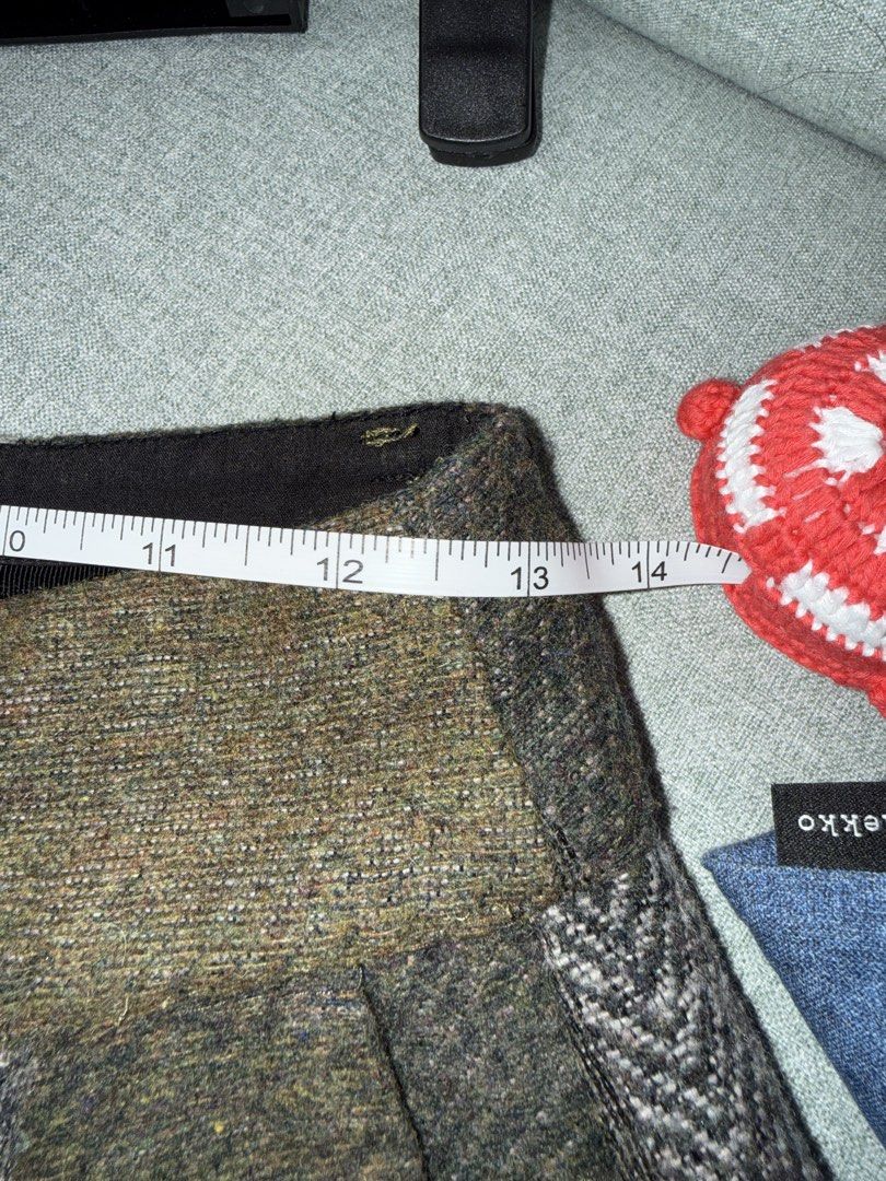Initial pants （分類：其他下身）位於 Hong Kong。 由 nornor852 提交（商品編號 1430956051，圖片 5）。簡介： Unique culottes from Initial, featuring a patchwork design in shades of green, grey, and beige. These culottes have a button closure and a single back pocket. The waist measures approximately 12 inches across. The inseam measures approximately 13 inches. The brand tag is visible inside the pants.。