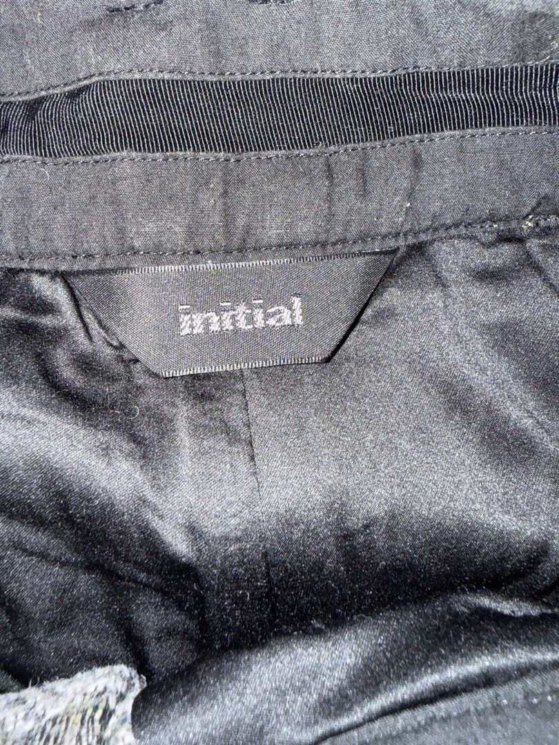 Initial pants （分類：其他下身）位於 Hong Kong。 由 nornor852 提交（商品編號 1430956051，圖片 3）。簡介： Unique culottes from Initial, featuring a patchwork design in shades of green, grey, and beige. These culottes have a button closure and a single back pocket. The waist measures approximately 12 inches across. The inseam measures approximately 13 inches. The brand tag is visible inside the pants.。