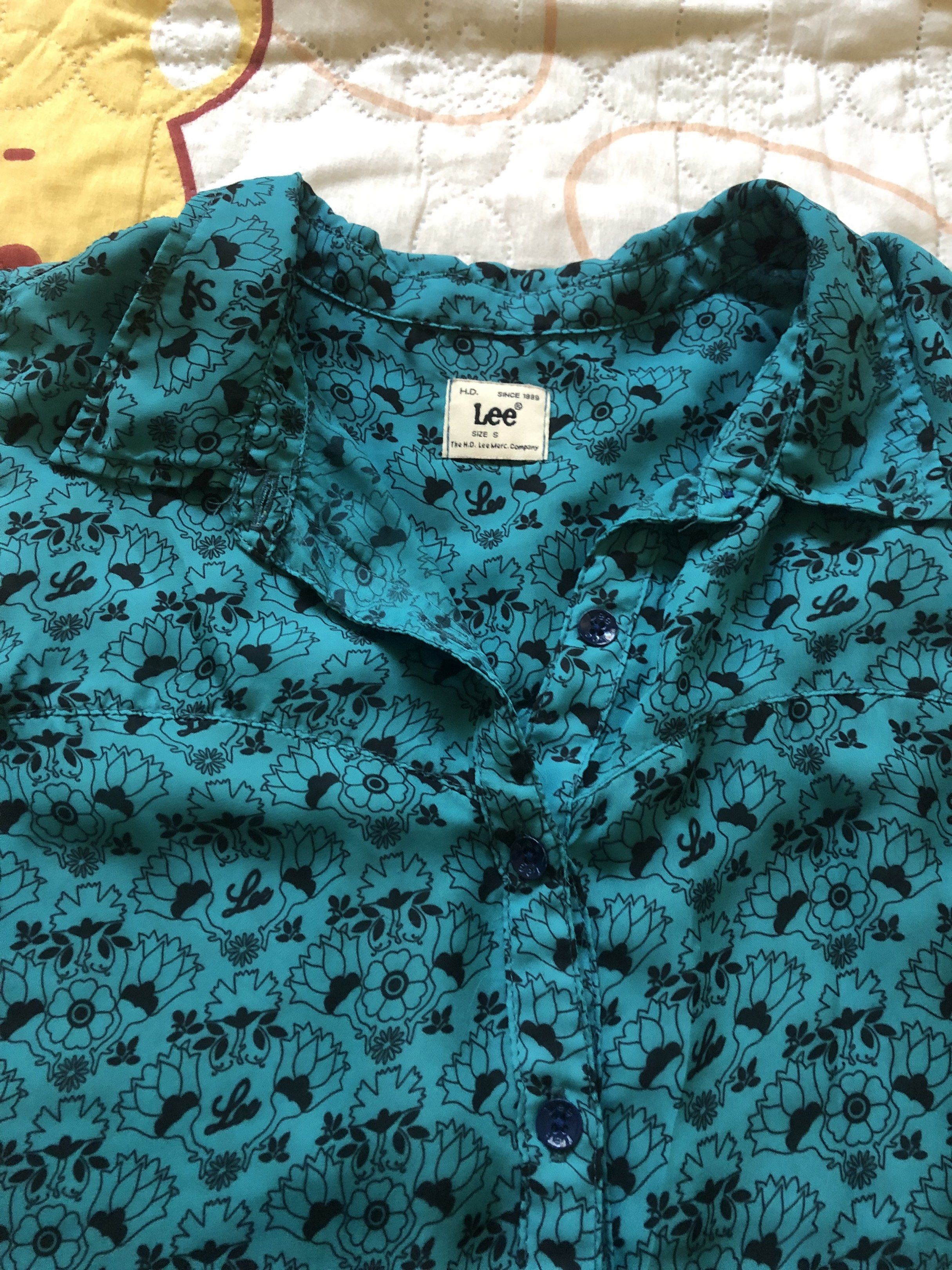 Lee Sleeveless Floral Top (Category: Sleeveless) located in Manila. Submitted by tonettesells (Listing ID 1430978580, Image 2). Description: Pre loved.