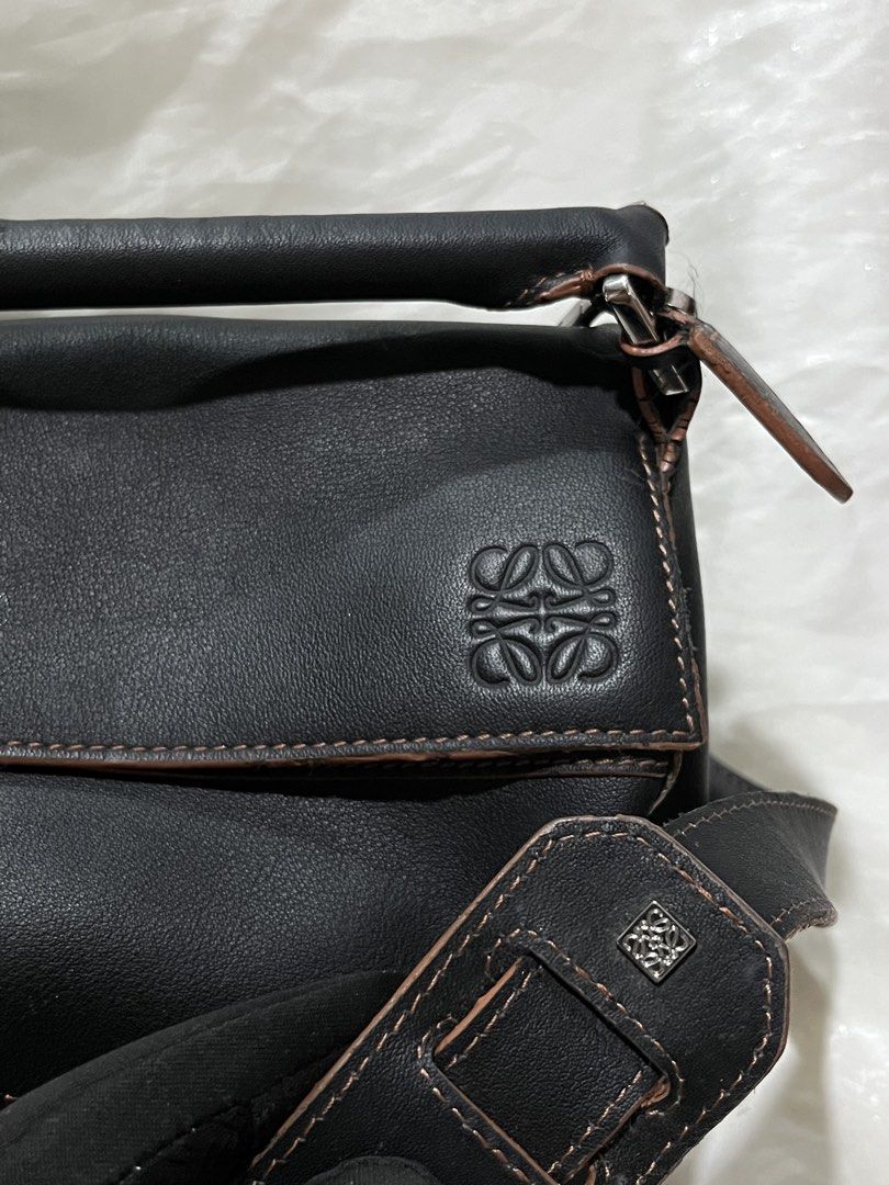 Loewe Black and Tan Medium Puzzle Bag Unisex (Category: Luxury Bags & Wallets) located in Limasawa. Submitted by ndifferance (Listing ID 1430867610, Image 3). Description: Brought from the US as a gift (pasalubong) through balikbayan box last Christmas season. Barely used with care RFS: No longer needed and had a replacement bag already. 📌Dimes: Height 7.5 inches Length 11.5 inches Width 4.5 inches color rate black & tan 10/10 Issue/Flaws: Scrat