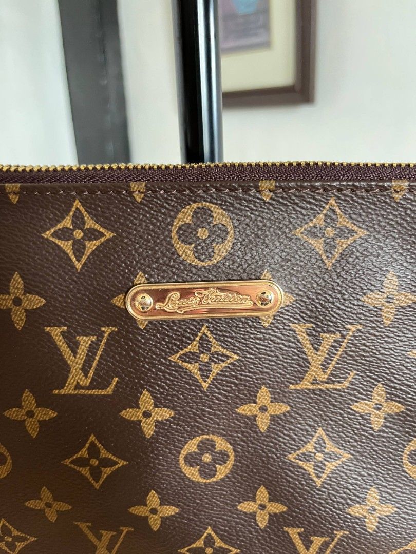 Louis Vuitton Eva Clutch (Category: Luxury Bags & Wallets) located in Baguio. Submitted by 28th_thrift_alley (Listing ID 1430842833, Image 3). Description: Authentic Louis Vuitton Pochette Felicie in brown. Features the iconic LV monogram pattern. Includes a gold-tone chain strap. The interior is lined with a red fabric. The bag has a gold-tone zipper closure. Made in France..