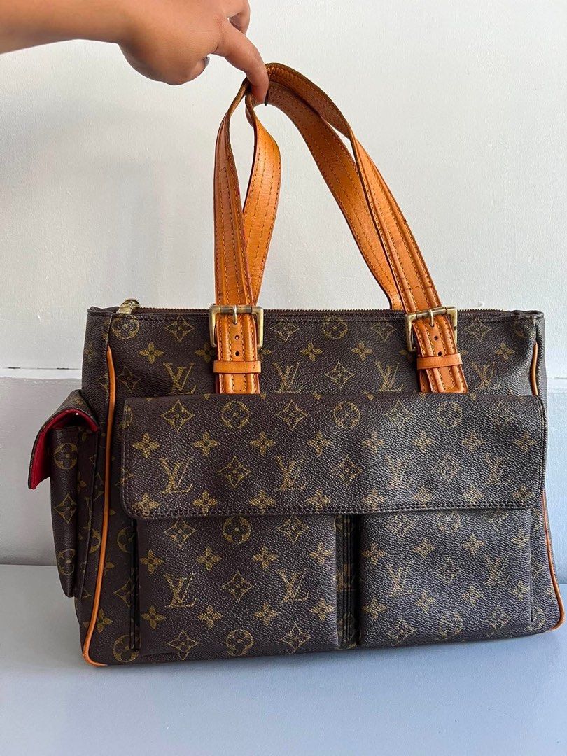 Louis Vuitton Monogram Canvas Bag (Category: Luxury Bags & Wallets) located in Caloocan City. Submitted by calmcrystal.e58d73 (Listing ID 1430868797, Image 1). Description: A true vintage classic from Louis Vuitton ✨ – Iconic monogram canvas – Rare Hudson GM model with multiple pockets – Perfect everyday luxury bag Condition: 7.5–8/10 (vintage condition) ✔️ Canvas still nice and intact ✔️ Interior usable ✔️ No major tears ⚠️ Flaws: – Handle shows