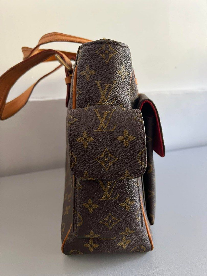 Louis Vuitton Monogram Canvas Bag (Category: Luxury Bags & Wallets) located in Caloocan City. Submitted by calmcrystal.e58d73 (Listing ID 1430868797, Image 3). Description: A true vintage classic from Louis Vuitton ✨ – Iconic monogram canvas – Rare Hudson GM model with multiple pockets – Perfect everyday luxury bag Condition: 7.5–8/10 (vintage condition) ✔️ Canvas still nice and intact ✔️ Interior usable ✔️ No major tears ⚠️ Flaws: – Handle shows