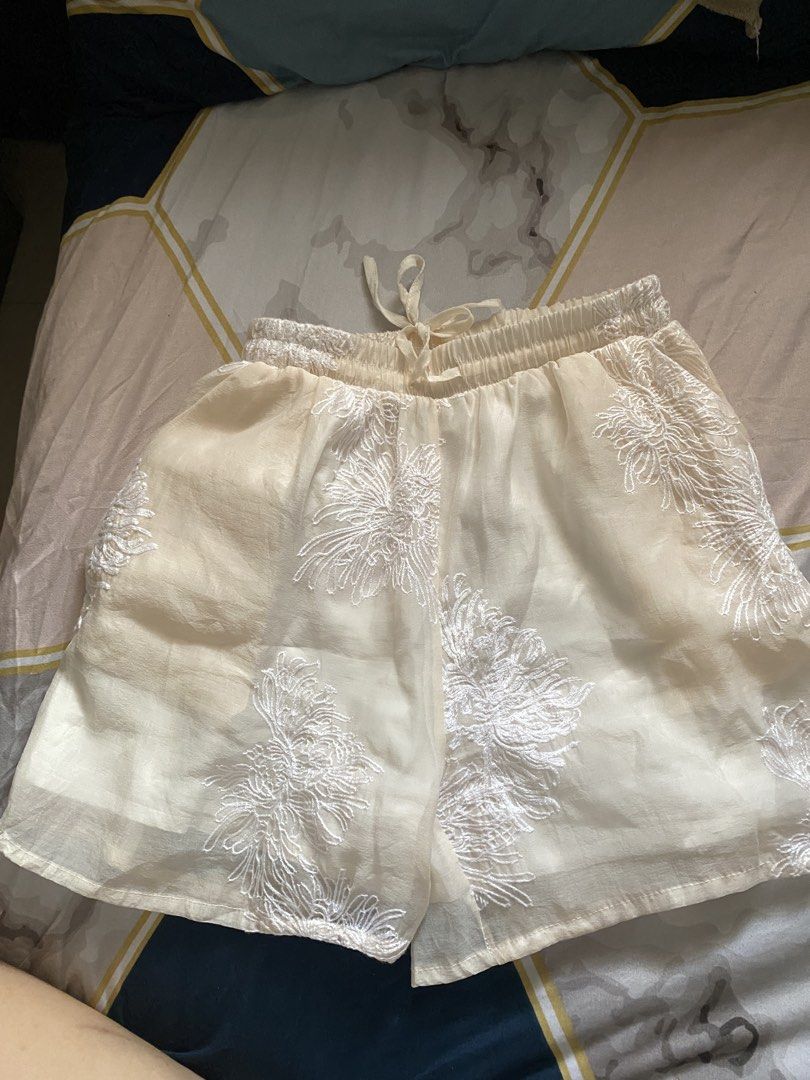 Beach shorts - Lounge shorts (Category: Shorts) located in Rizal. Submitted by julsdeclutterss (Listing ID 1430936943, Image 1). Description: Size 24-34 .