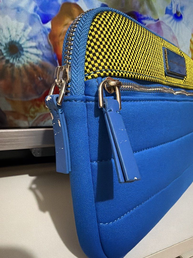 Marc by Marc Jacobs Pouch (Category: Luxury Bags & Wallets) located in Las Pinas. Submitted by tanmaine (Listing ID 1430962895, Image 2). Description: Japan source Minor flaws With QR .