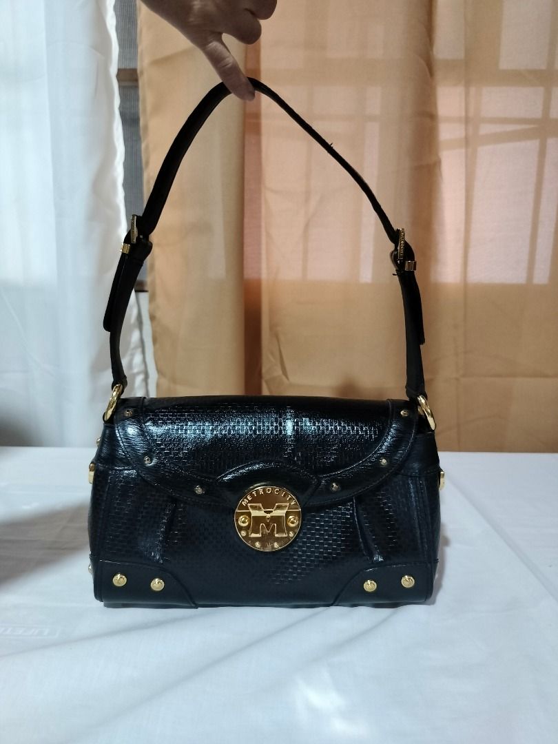 Metrocity Shoulder bag (Category: Luxury Bags & Wallets) located in Marilao. Submitted by paadd (Listing ID 1430937769, Image 1). Description: Metrocity black shoulder bag Italy brand Good condition Price: 1150 Gold hardware Issue: Slight fading on the goldware at the bottom of the bag (visible in photo) Buyer shoulders the shipping fee Meet-up available for sure buyers only SM Marilao foodcourt .