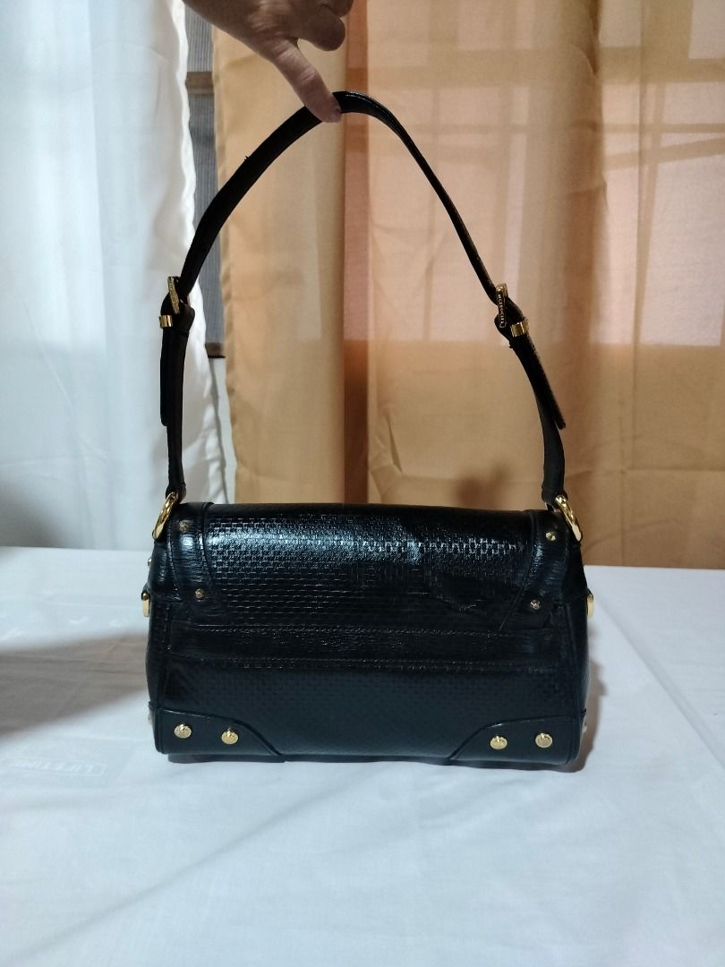 Metrocity Shoulder bag (Category: Luxury Bags & Wallets) located in Marilao. Submitted by paadd (Listing ID 1430937769, Image 2). Description: Metrocity black shoulder bag Italy brand Good condition Price: 1150 Gold hardware Issue: Slight fading on the goldware at the bottom of the bag (visible in photo) Buyer shoulders the shipping fee Meet-up available for sure buyers only SM Marilao foodcourt .
