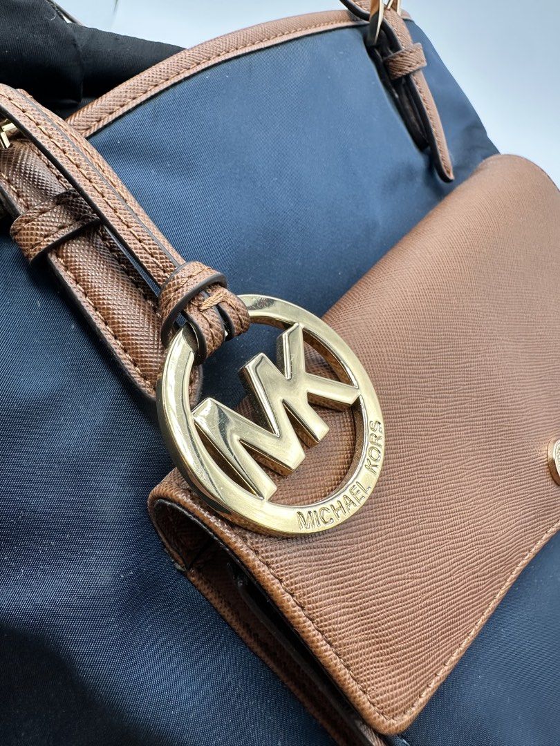 Michael Kors Navy Blue Tote Bag (Category: Luxury Bags & Wallets) located in Bocaue. Submitted by vs_luxuryfinds26 (Listing ID 1430829986, Image 3). Description: Php 4,000 Michael Kors Jet Set Nylon Leather Multifunction Pocket Tote Bag Condition: Very Good 🔍 Details: • Lightweight & durable nylon with leather trim • Spacious – perfect for work, travel, or everyday use • Multiple pockets for easy organization • Gold-tone hardware ✅ 100% Authenti