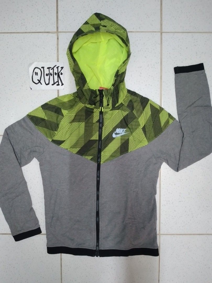 Nike running and training jacket (Category: Activewear) located in Manila. Submitted by quikh.3018 (Listing ID 1430827057, Image 2). Description: Nike running and training jacket 🔥 medium width 20📌 length 27📌 gud as new ‼️ 499 only 👌 Muntinlupa location 📍.