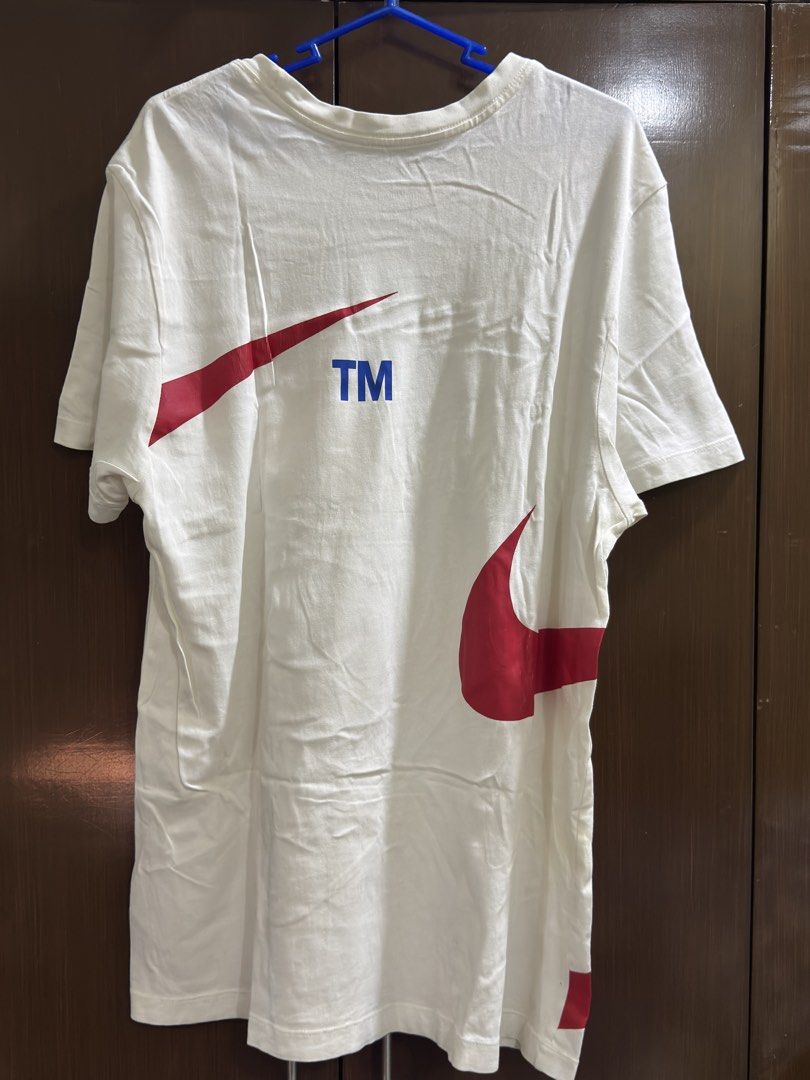 Nike The Nike Tee T-Shirt (Category: Tshirts & Polo Shirts ) located in Bacoor. Submitted by brianluistro (Listing ID 1430871800, Image 2). Description: - Uniqlo UT KAWS graphic T-shirt - Size: XL - Color: Black - Features the iconic KAWS design - Condition: 7.