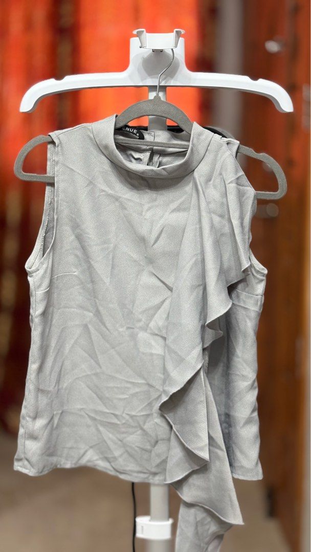Office Top Medium (Category: Blouses) located in Caloocan City. Submitted by _.helloItsMe (Listing ID 1430951010, Image 2). Description: Formal Top which can also be a casual top RFS: di na kasy .
