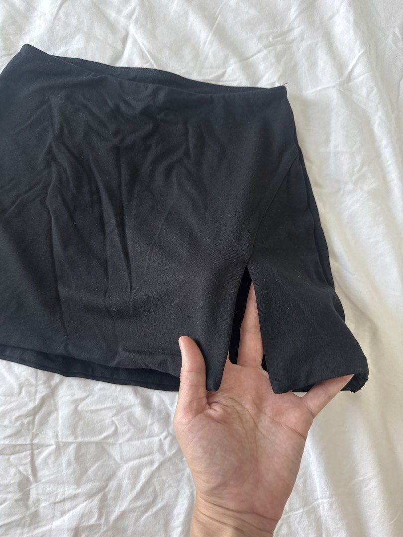 Oh Polly slit Black Mini Skirt (Category: Skirts) located in Taguig. Submitted by prelovedSB (Listing ID 1430829548, Image 3). Description: Black mini skirt from oh polly. Features a side slit detail. The tag indicates a UK size 6/US 2. Perfect for casual wear or dressing up. A versatile piece for your wardrobe..