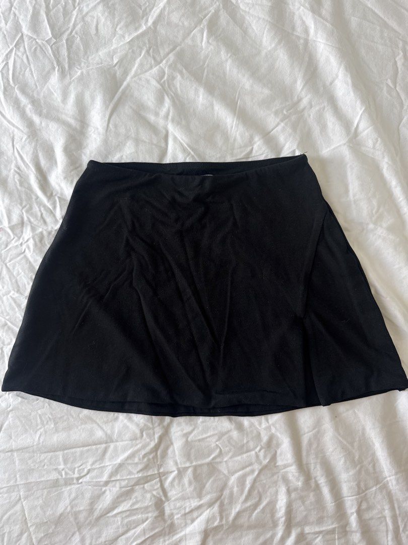 Oh Polly slit Black Mini Skirt (Category: Skirts) located in Taguig. Submitted by prelovedSB (Listing ID 1430829548, Image 2). Description: Black mini skirt from oh polly. Features a side slit detail. The tag indicates a UK size 6/US 2. Perfect for casual wear or dressing up. A versatile piece for your wardrobe..