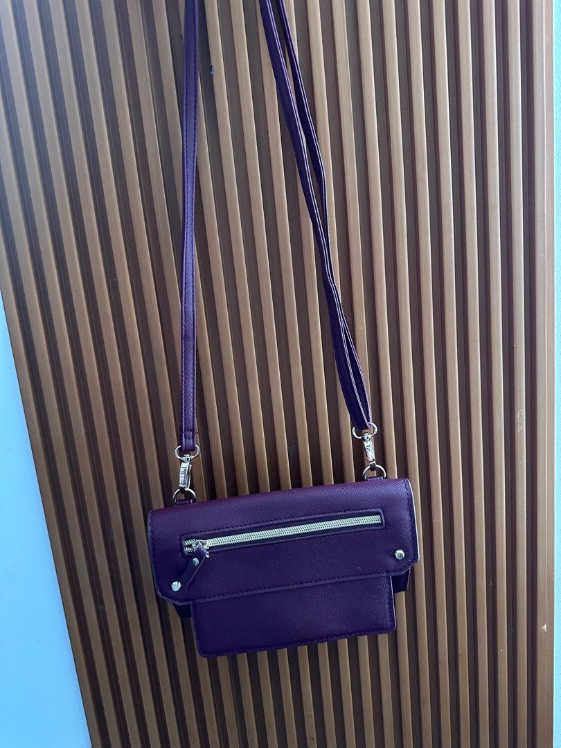 Opaque Clip Tokyo Wallet sling bag (Category: Cross-body Bags) located in Cabanatuan. Submitted by ldej20 (Listing ID 1430806250, Image 2). Description: leather like new bought @ japan orog price 2800.