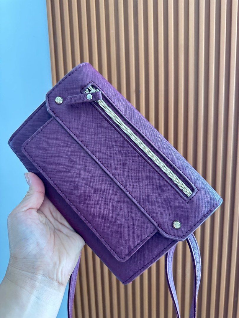 Opaque Clip Tokyo Wallet sling bag (Category: Cross-body Bags) located in Cabanatuan. Submitted by ldej20 (Listing ID 1430806250, Image 1). Description: leather like new bought @ japan orog price 2800.