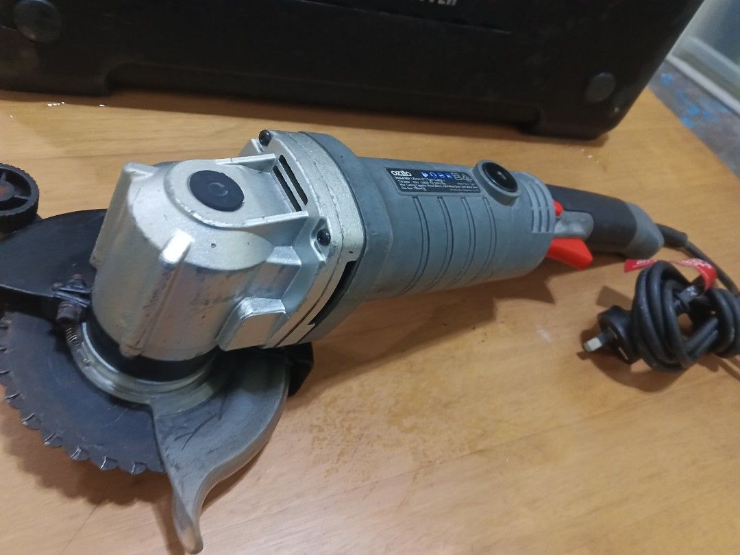Ozito X2 Twin Cutter 125mm (Category: Construction Tools & Equipment) located in Caloocan City. Submitted by surplusandbnewshop (Listing ID 1430849397, Image 3). Description: Ozito X2 Twin Cutter. Model PTCS-6100. 230-240V ~ 50Hz 1200W. Max. Cutting Capacity: Wood 28mm, Hard Metal 2mm, Soft Metal 3mm. Disc Size: 125mm. Includes a carrying case. The power cord is included..