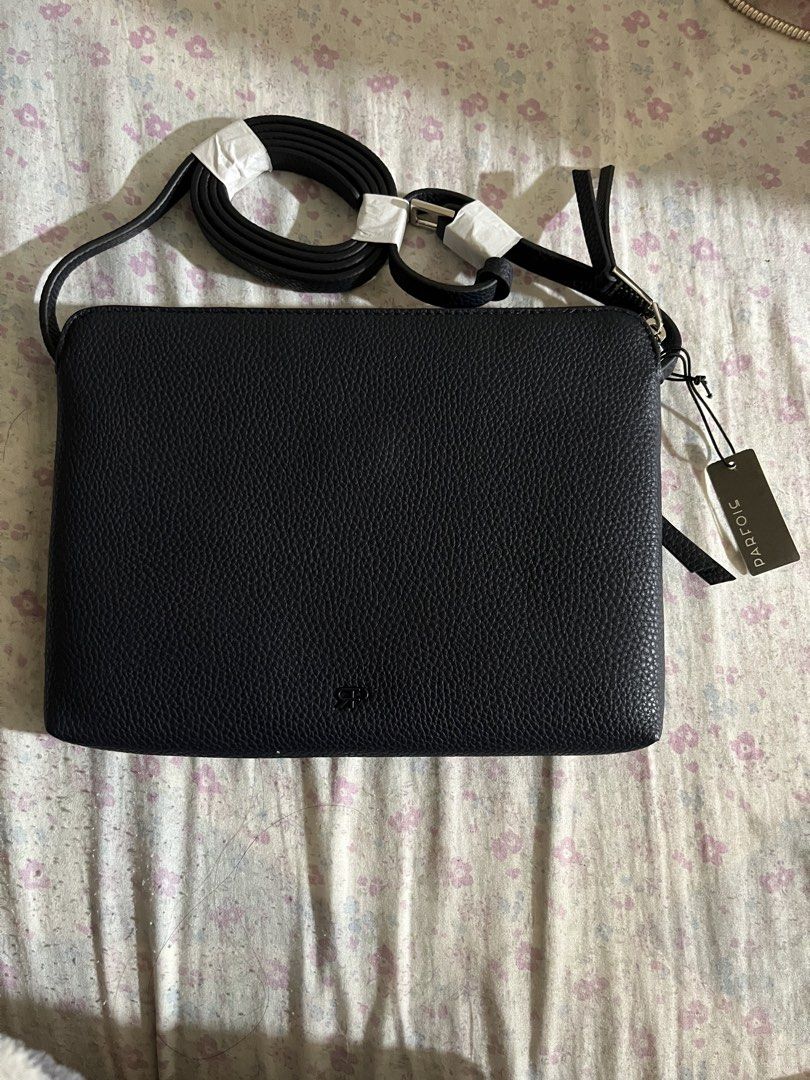 Parfois Balloon Crossbody Bag (Category: Cross-body Bags) located in Caloocan City. Submitted by sphmrcl (Listing ID 1430924120, Image 2). Description: 🖤 Parfois Balloon Crossbody Bag (BNWT) Brand new with tag ✨ Color: Navy / Dark Blue Size: Medium – perfect for everyday use ✔️ Textured faux leather ✔️ Adjustable strap ✔️ Lightweight & easy to style ✔️ Fits essentials (phone, wallet, keys, etc.) .