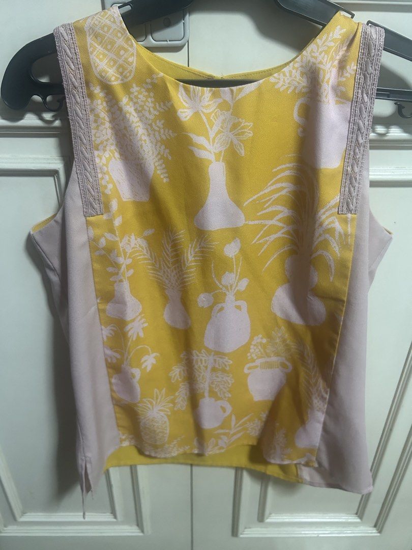 Plains & Prints Floral Sleeveless Top (Category: Blouses) located in Pasig City. Submitted by claimadlc (Listing ID 1430904872, Image 1). Description: Good as new Used once only Medium size Plus sf Rfs: gained weight .