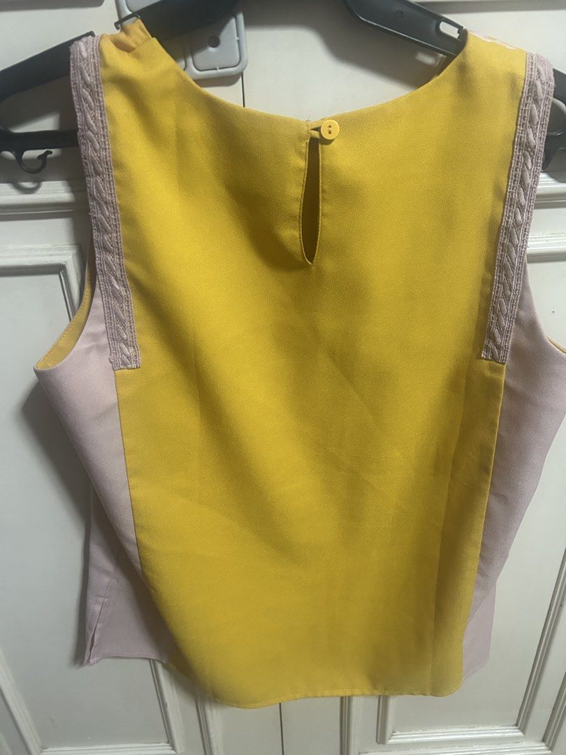 Plains & Prints Floral Sleeveless Top (Category: Blouses) located in Pasig City. Submitted by claimadlc (Listing ID 1430904872, Image 3). Description: Good as new Used once only Medium size Plus sf Rfs: gained weight .