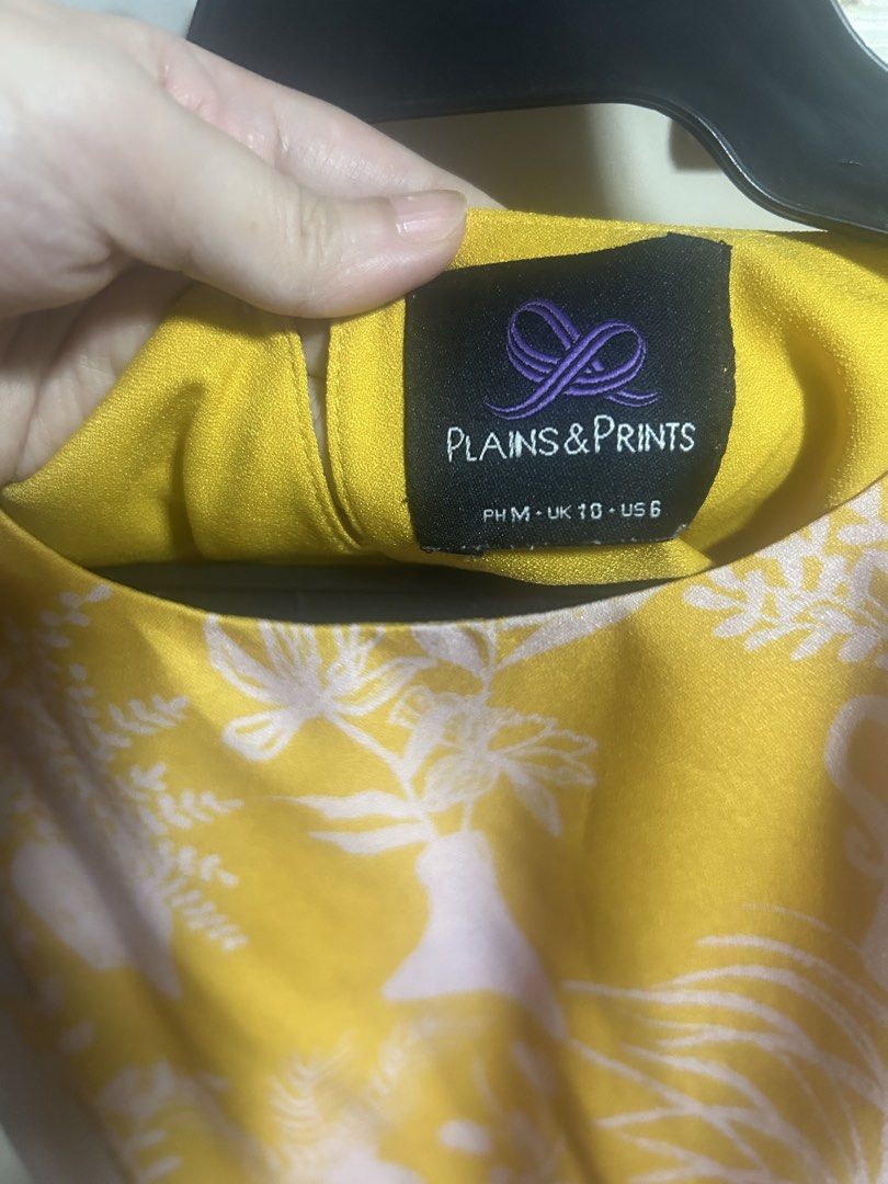 Plains & Prints Floral Sleeveless Top (Category: Blouses) located in Pasig City. Submitted by claimadlc (Listing ID 1430904872, Image 2). Description: Good as new Used once only Medium size Plus sf Rfs: gained weight .